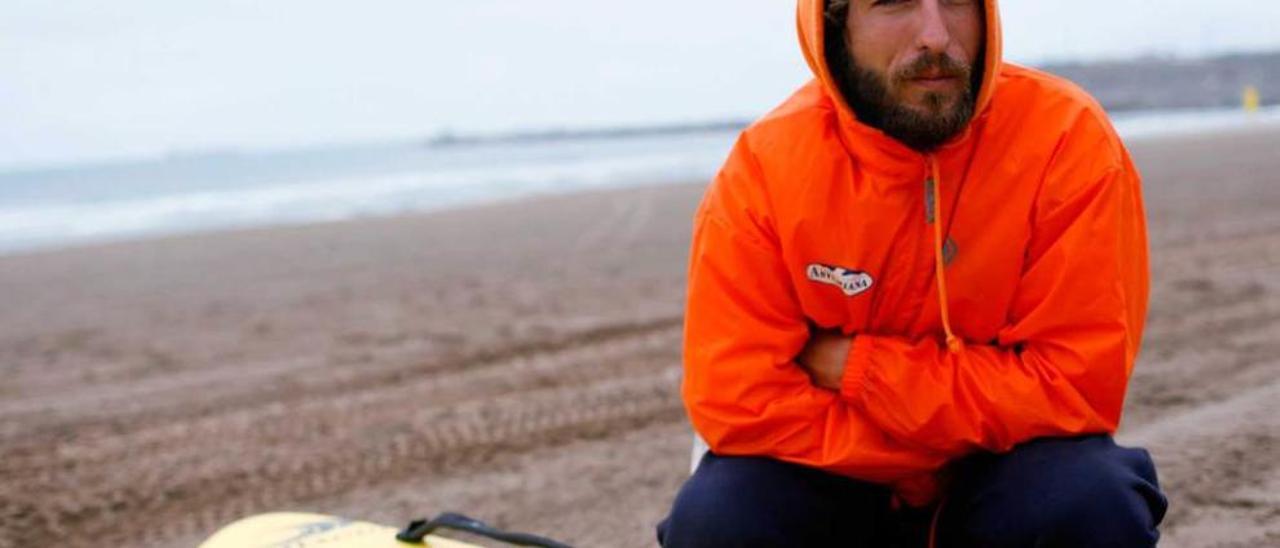 Marcos Rodríguez, el socorrista de Salinas fuera de servicio que ayudó a bordo de una tabla de surf a rescatar el martes a los bañistas atrapados por la resaca en El Espartal, intentó ayer volver a la normalidad de su vida, si bien se sentía abrumado por la indeseada popularidad y las felicitaciones y entristecido por el fallecimiento de la mujer a la que rescató ya inconsciente del agua.