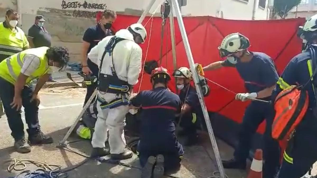 VÍDEO | Operarios de Aquona y Bomberos buscan el punto exacto del reventón de Campo de Marte