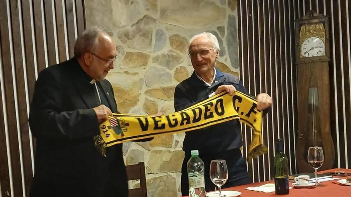 Sabino López entregando la bufanda del club al Arzobispo en la última cena.