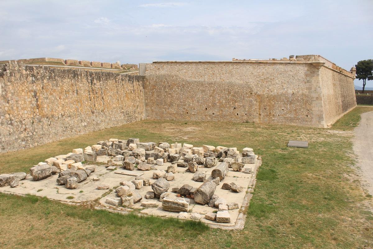 Restes de l'antiga portalada del segle XVIII alineades en el fossat