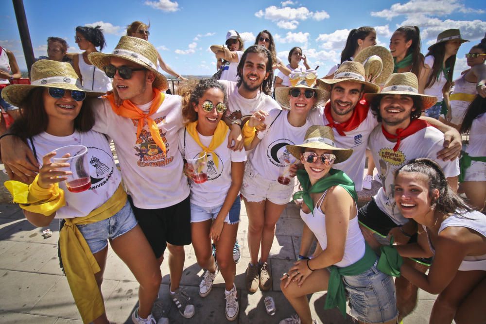 La ermita de San Roque congrega a decenas de personas para comenzar los festejos patronales y de Moros y Cristianos