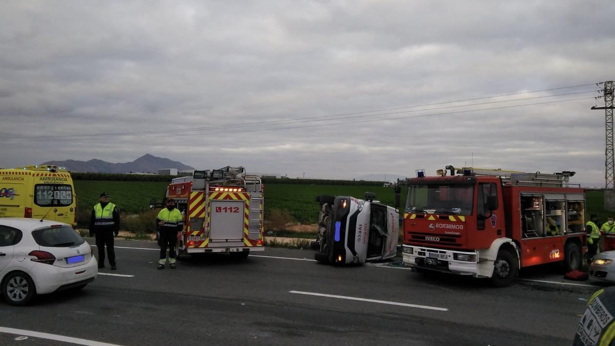 La ambulancia volcada tras chocar