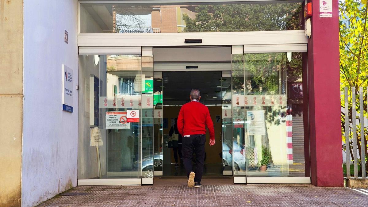 Un paciente entra en el centro de salud de Fernando el Católico de Castelló