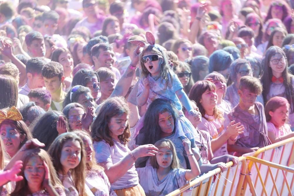 Música electrónica, deporte y diversión se fusionan en una prueba que tiñe a sus miles de participantes de todas las tonalidades.