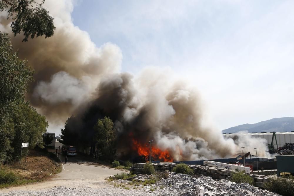 El fuego se ha registrado en una nave dedicada al reciclaje de residuos