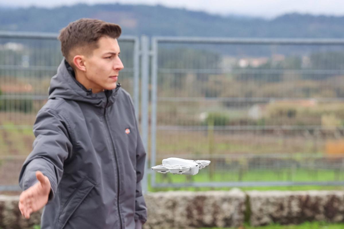 Un momento del manejo de drones sin mandos, con las manos.