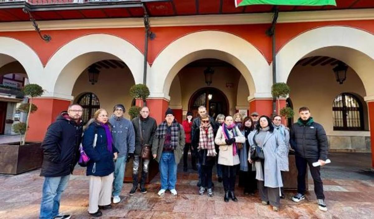 Vecinos de la calle José Álvarez Valdés ante el Ayuntamiento de Langreo