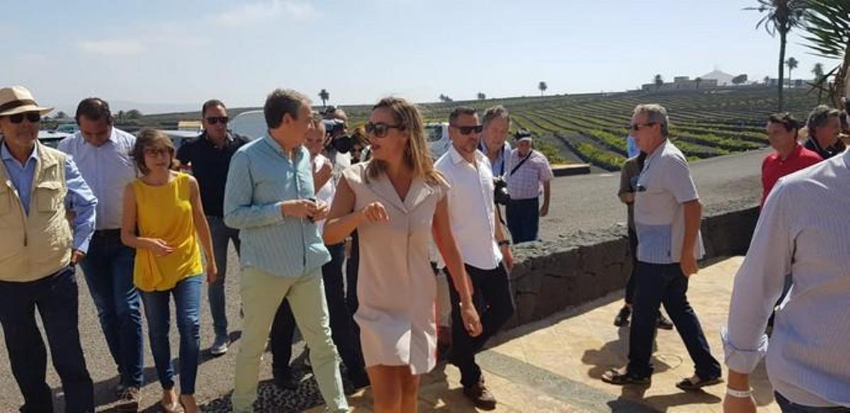 José Luis Rodríguez Zapatero y las 'Kellys', juntos en el acto del PSOE en San Bartolomé