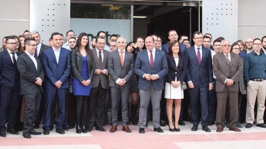 Pedro Antonio Sánchez posa con los trabajadores de la empresa Metaenlace.