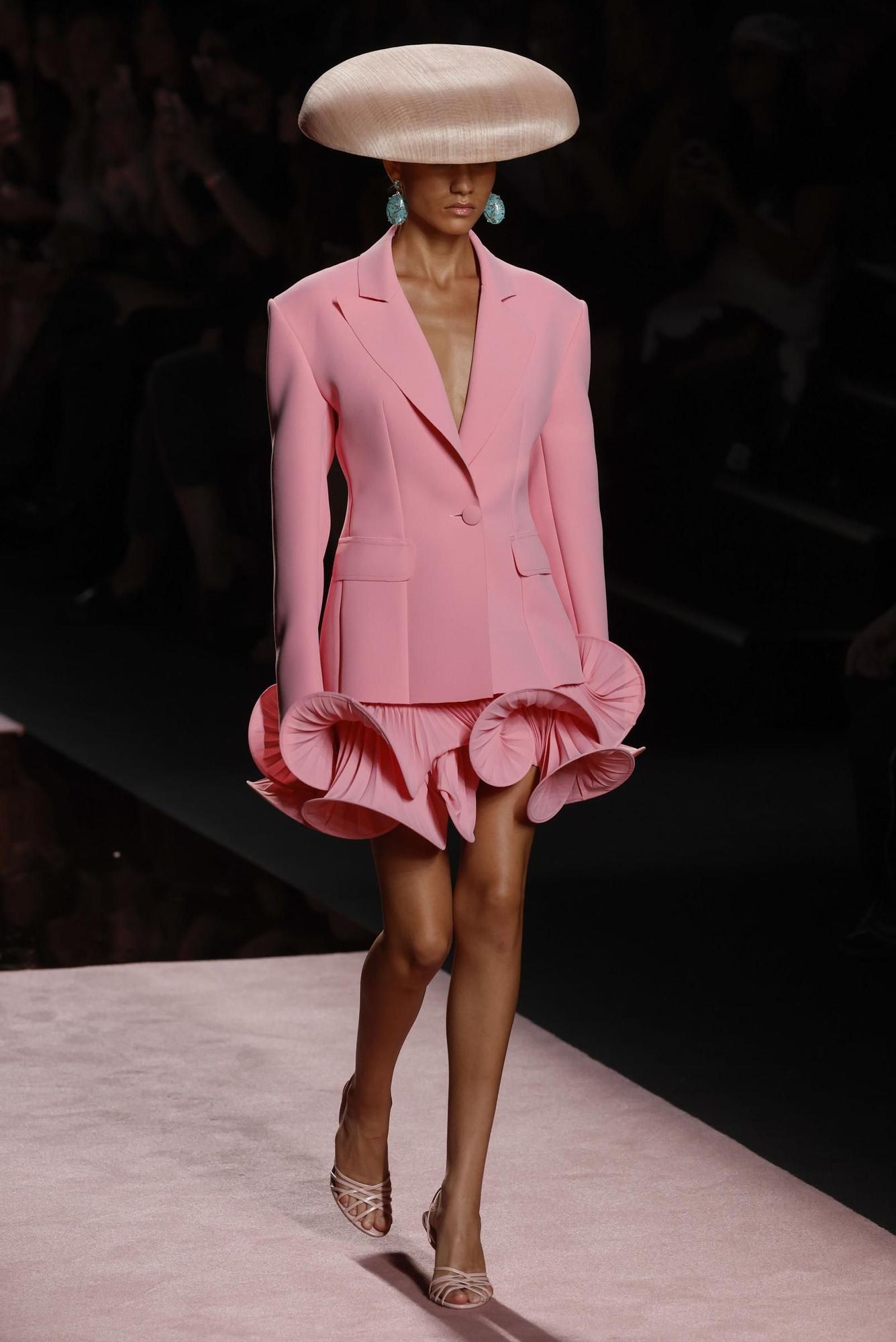 Isabel Sanchis tiñe de verde y rosa la pasarela madrileña