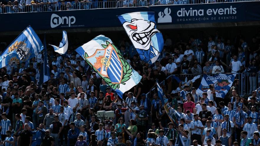 Aficionados del Málaga animan a su equipo en un partido de esta temporada en La Rosaleda.
