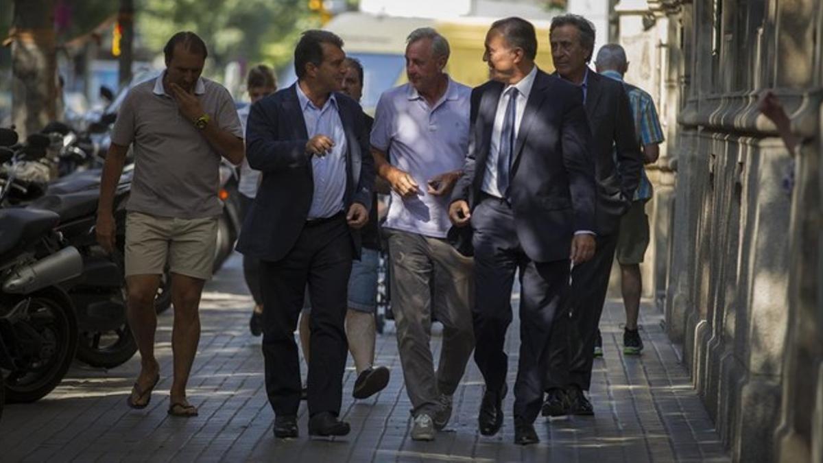 Joan Laporta llega a la sede electoral acompañado de Johan Cruyff.