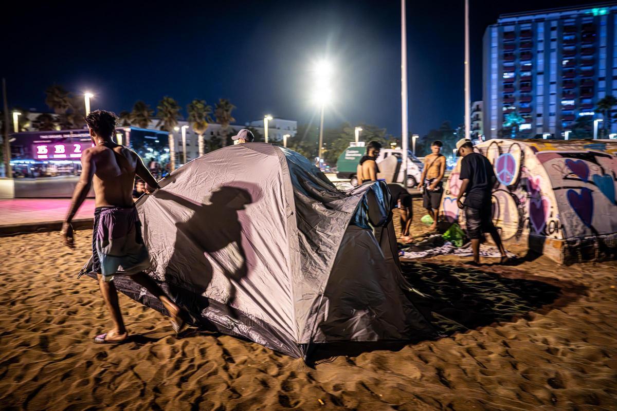 Refugio nocturno: Barcelona se refresca y descansa en sus playas durante las noches calurosas