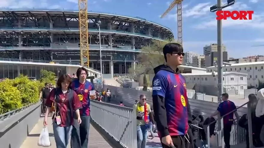 Mucho ambiente en los accesos al Spotify Camp Nou en una jornada primaveral