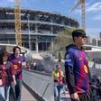 Mucho ambiente en los accesos al Spotify Camp Nou en una jornada primaveral