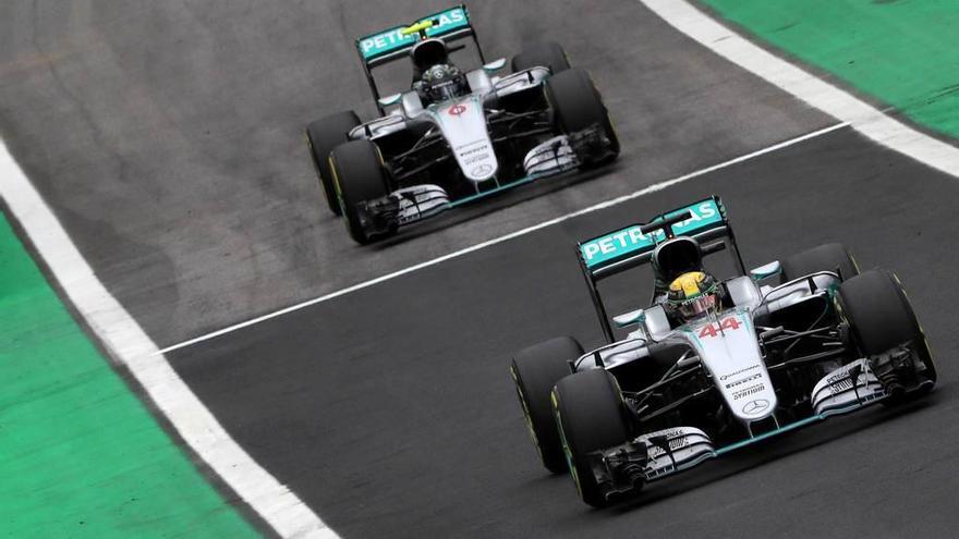 Lewis Hamilton, en primer término, y Nico Rosberg, a los mandos de sus Mercedes en el pasado GP de Brasil.