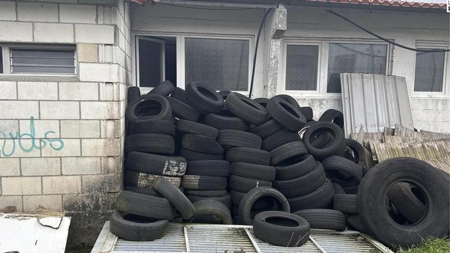 El BNG denuncia un vertedero de ruedas, cables y chapas ante un local municipal de Santa Comba