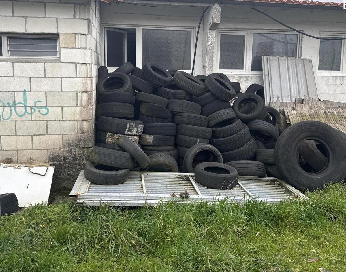 Neumáticos amontonados junto a la instalación municipal.