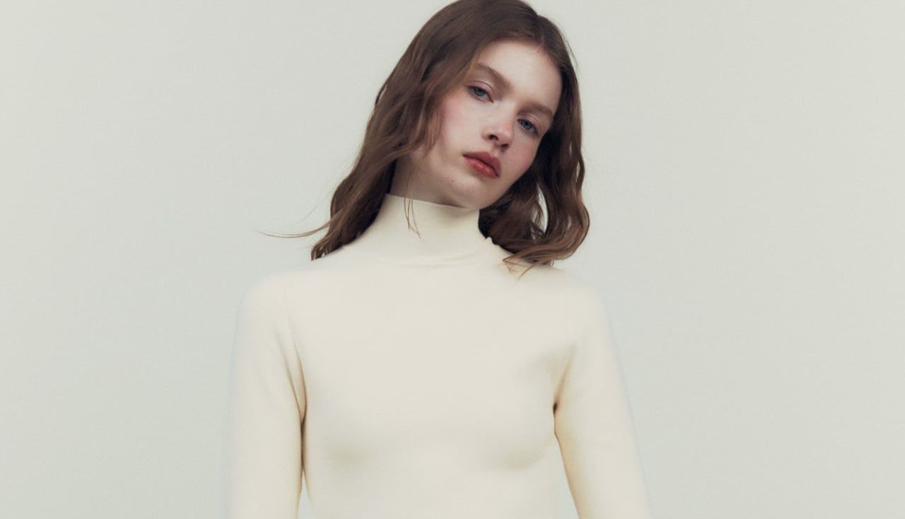 Modelo de Zara con minivestido blanco de punto