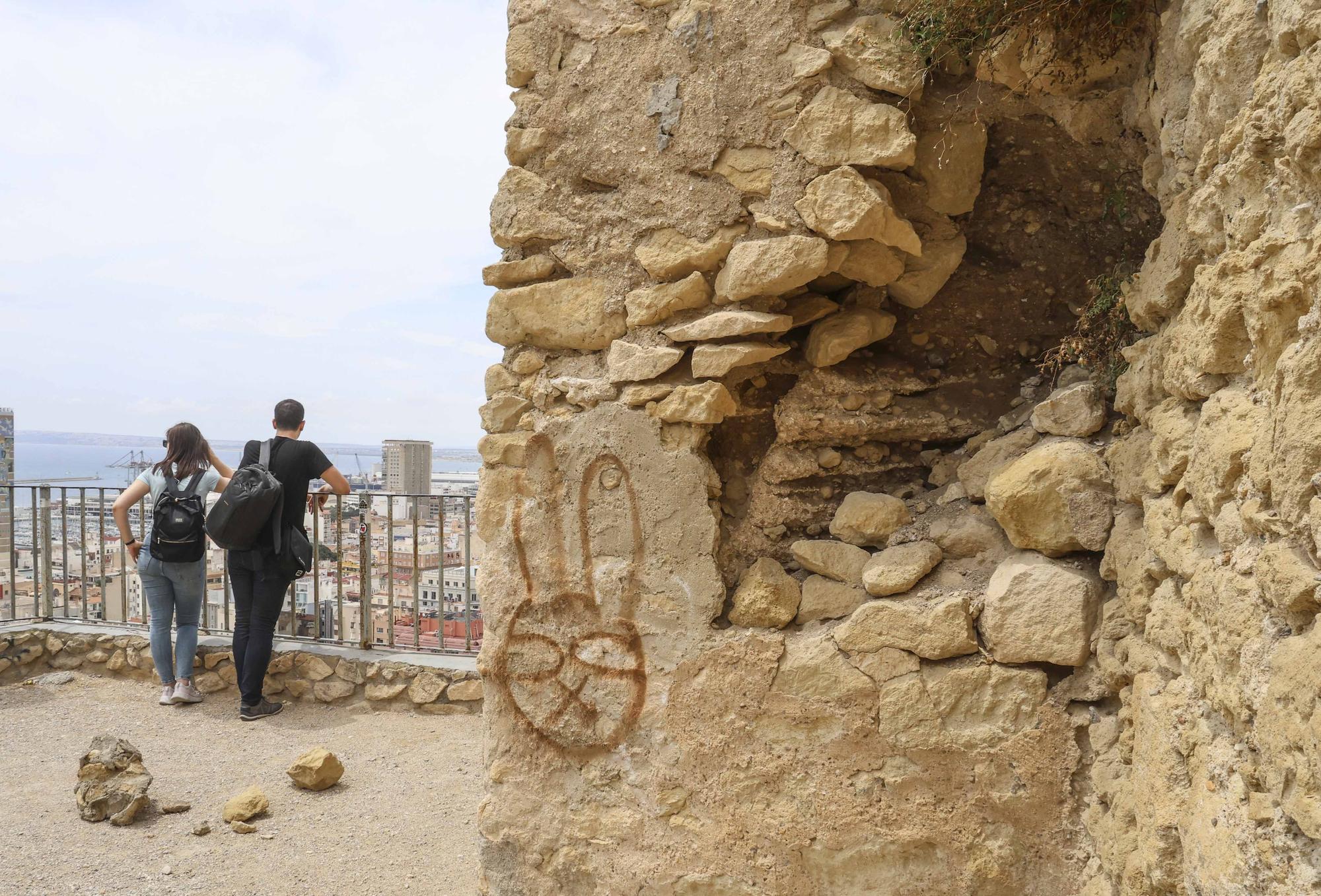 Mal estado de la muralla del Castillo de Santa Bárbara de Alicante