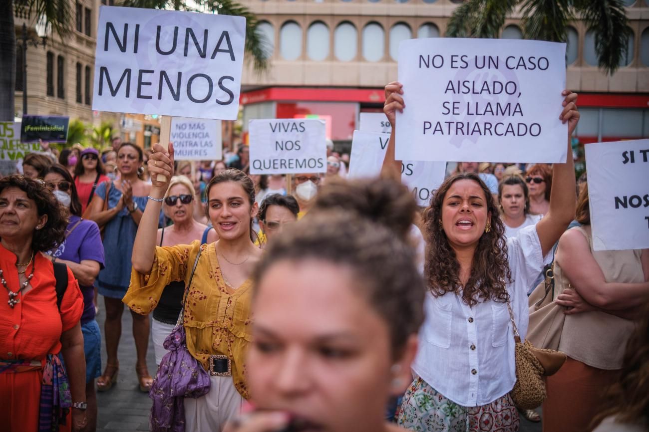 Concentración contra el último asesinato machista en Santa Cruz de Tenerife
