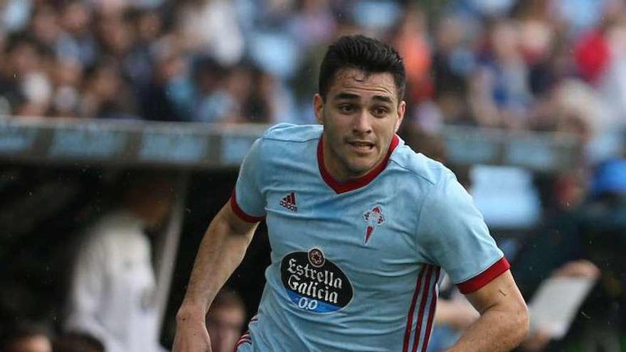 Maxi Gómez emprende una carrera ante el Valencia. // Alba Villar