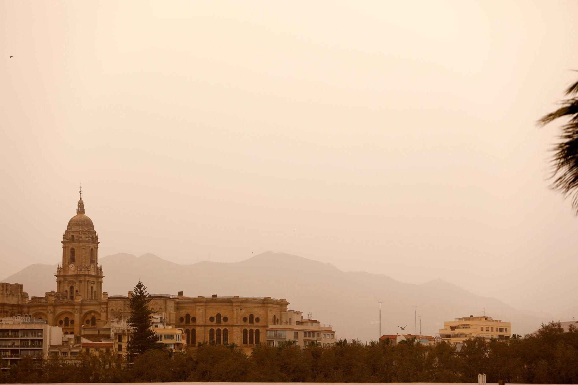 La calima vuelve a cubrir los cielos de Málaga