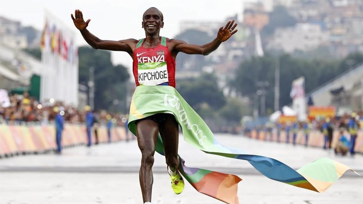 El keniano Kipchoge al cruzar victorioso la línea de meta de la maratón de Río.