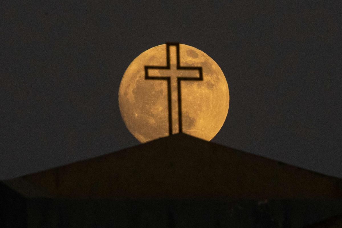 La Superluna de ciervo vista sobre Basora (Irak)