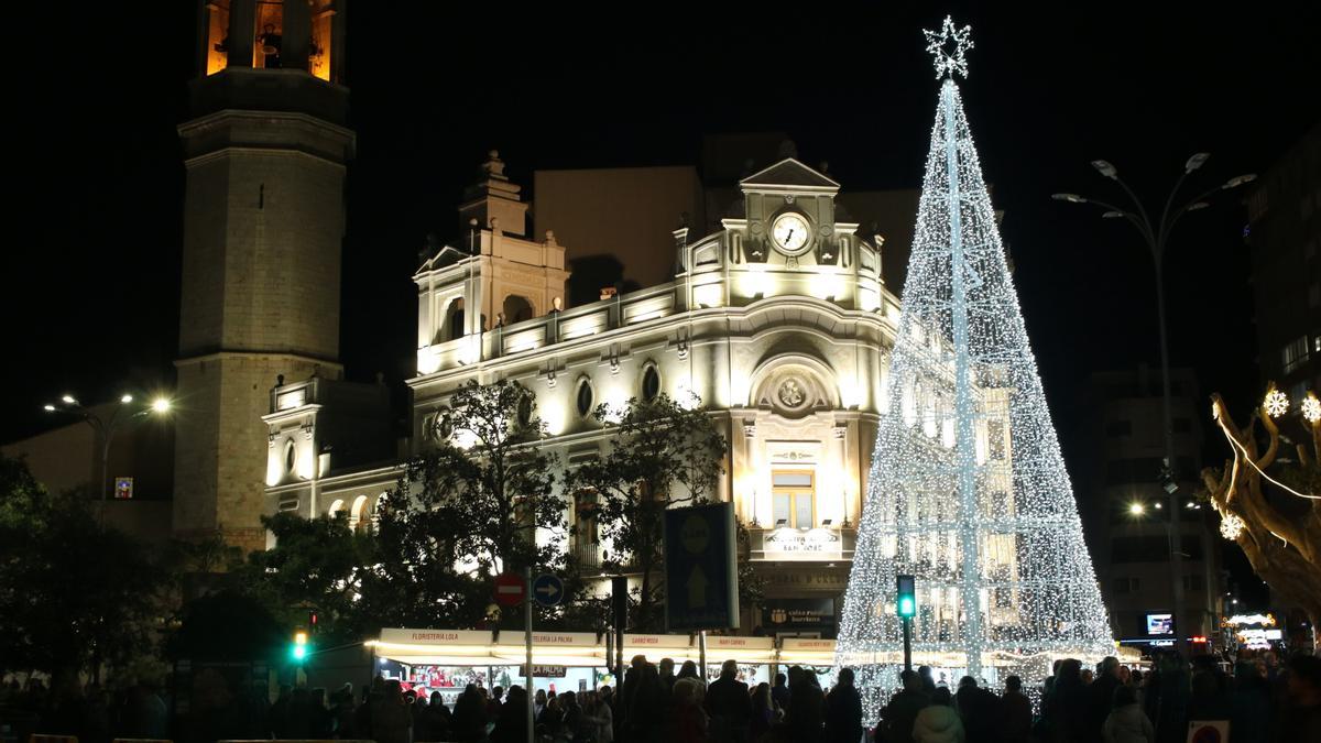 La plaza Mayor de Burriana, iluminada por el gran árbol navideño.
