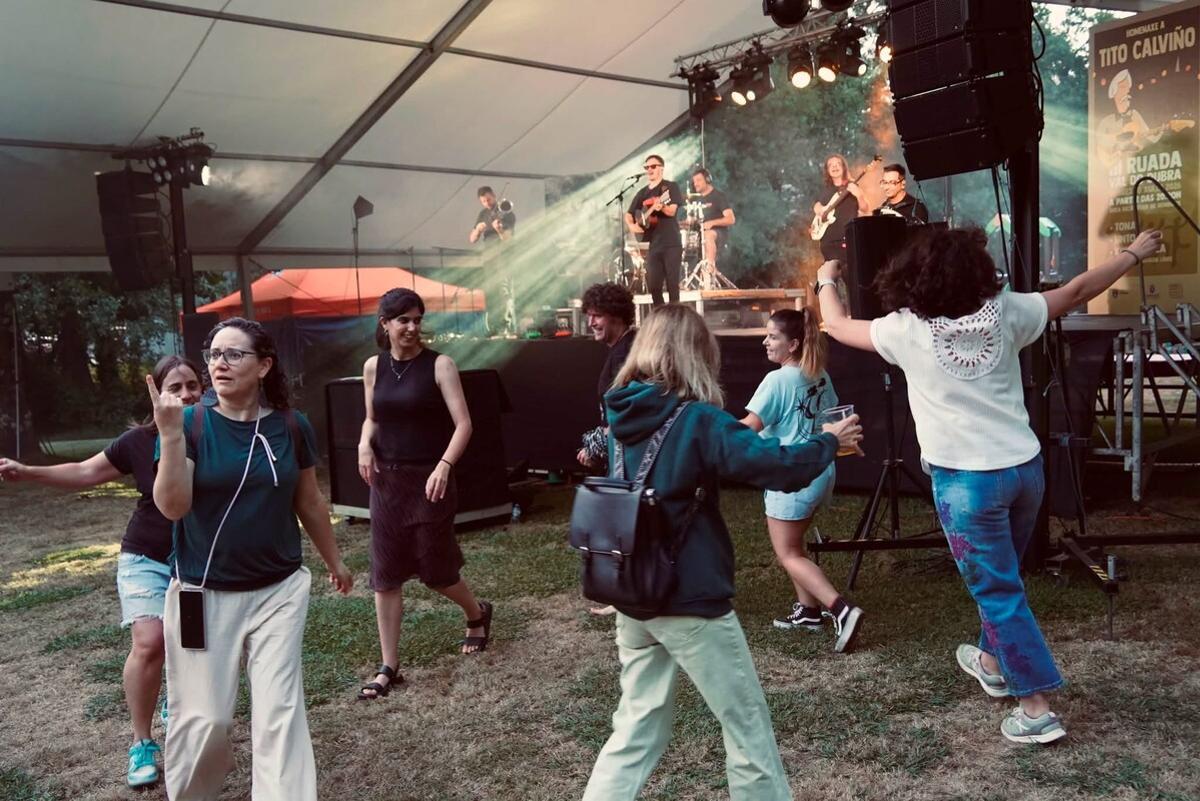 Momento de una actuación musical en la Ruada celebrada en Bembibre, Val do Dubra
