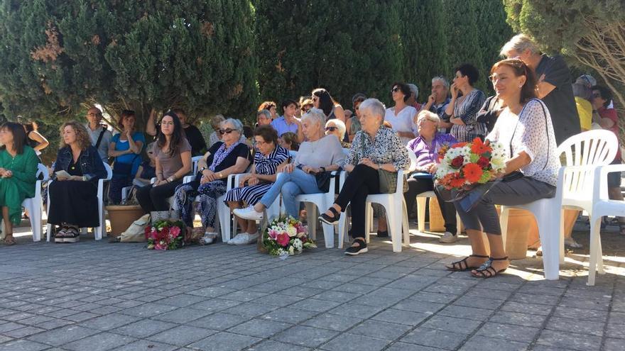 Familiares de las milicianas asesinadas en Manacor en 1936, ayer en el cementerio de Manacor.