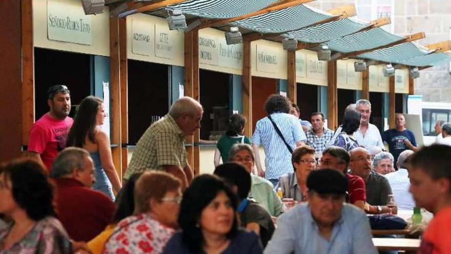 Asistentes en la plaza, junto a las casetas de las bodegas.