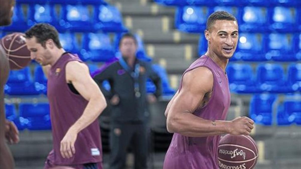 Jackson, ayer, en su primer  entrenamiento como jugador azulgrana, con Huertas y Pascual al fondo.