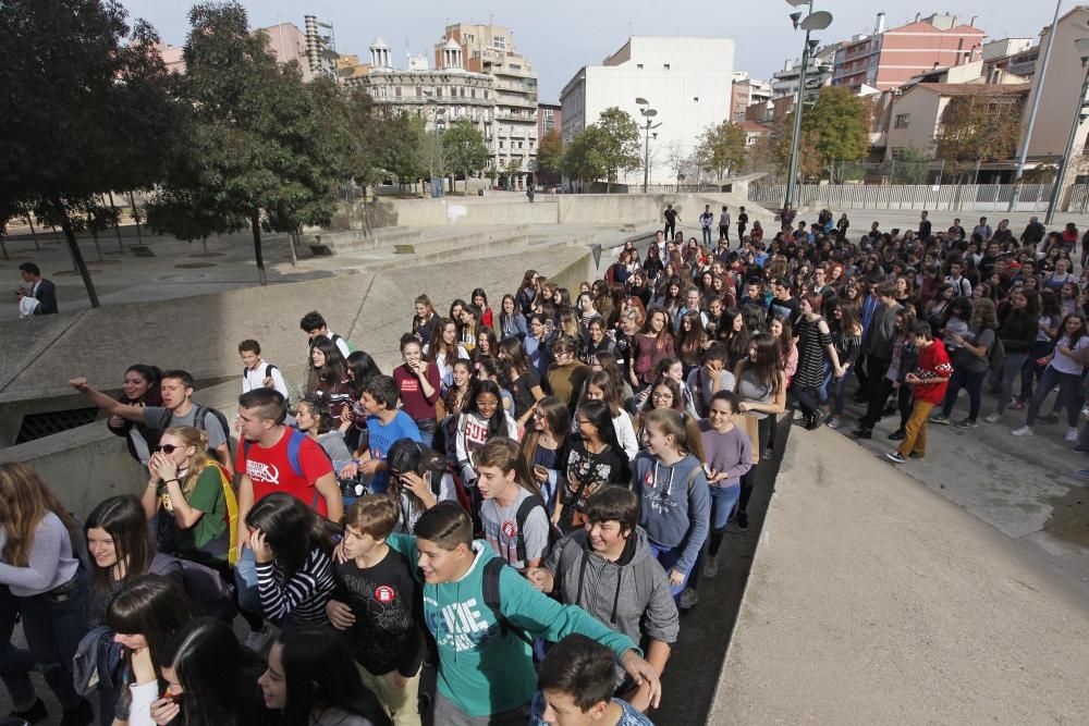 L''alumnat de Secundària surt als carrers de Girona per rebutjar les revàlides