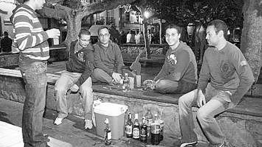 Un grupo de jóvenes bebe en una calle de Ribadesella.