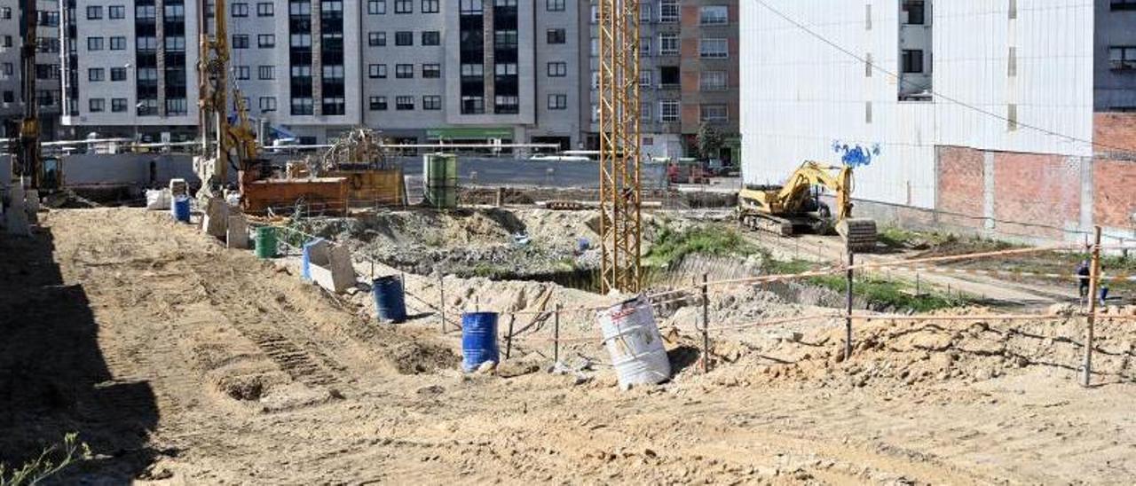 Excavación para un nuevo edificio residencial entre Eduardo Pondal y Doce de Novembro.