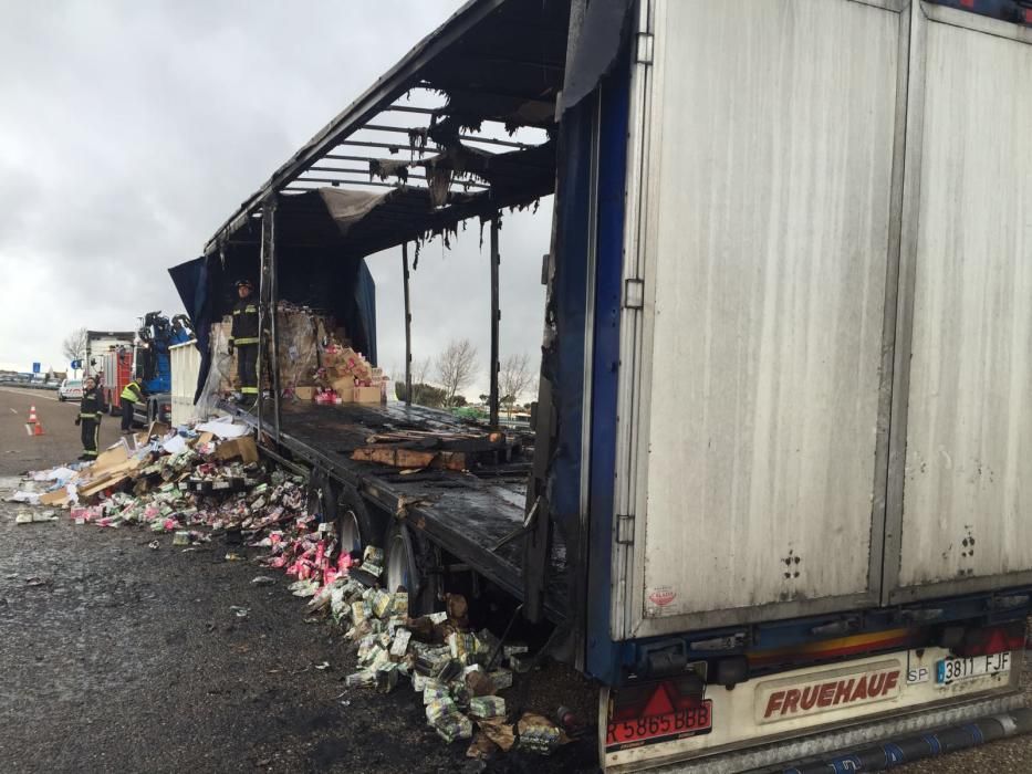 Un camión cargado de zumos arde en la autovía