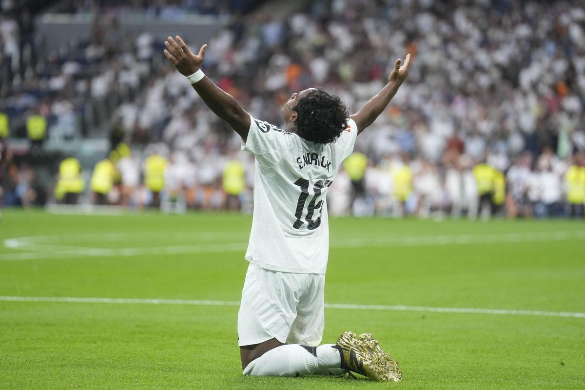 Endrick, jugador del Real Madrid, celebra su gol, el 3-0 contra el Real Valladolid.