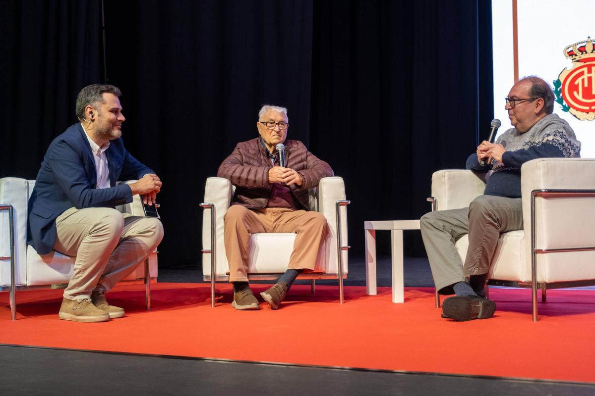 Sentido homenaje a los abonados del Mallorca con más de medio siglo de fidelidad.