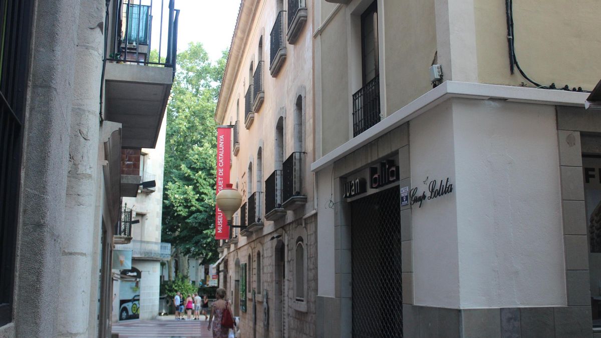 L'immoble està situat just a tocar l'antic Hotel París, seu del Museu