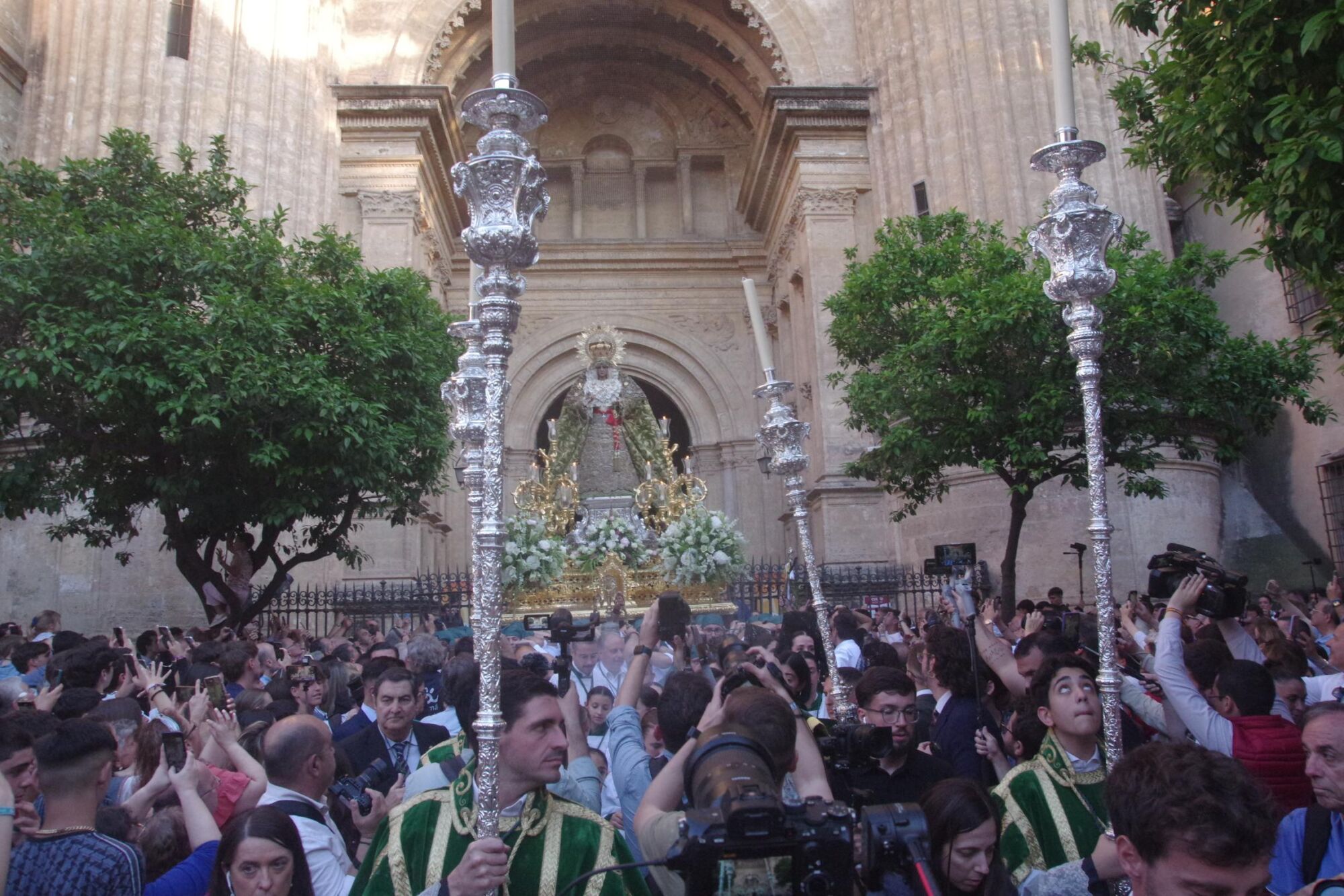 Procesión triunfal de regreso de la Virgen de la Esperanza a su basílica tras su peregrinación a Roma