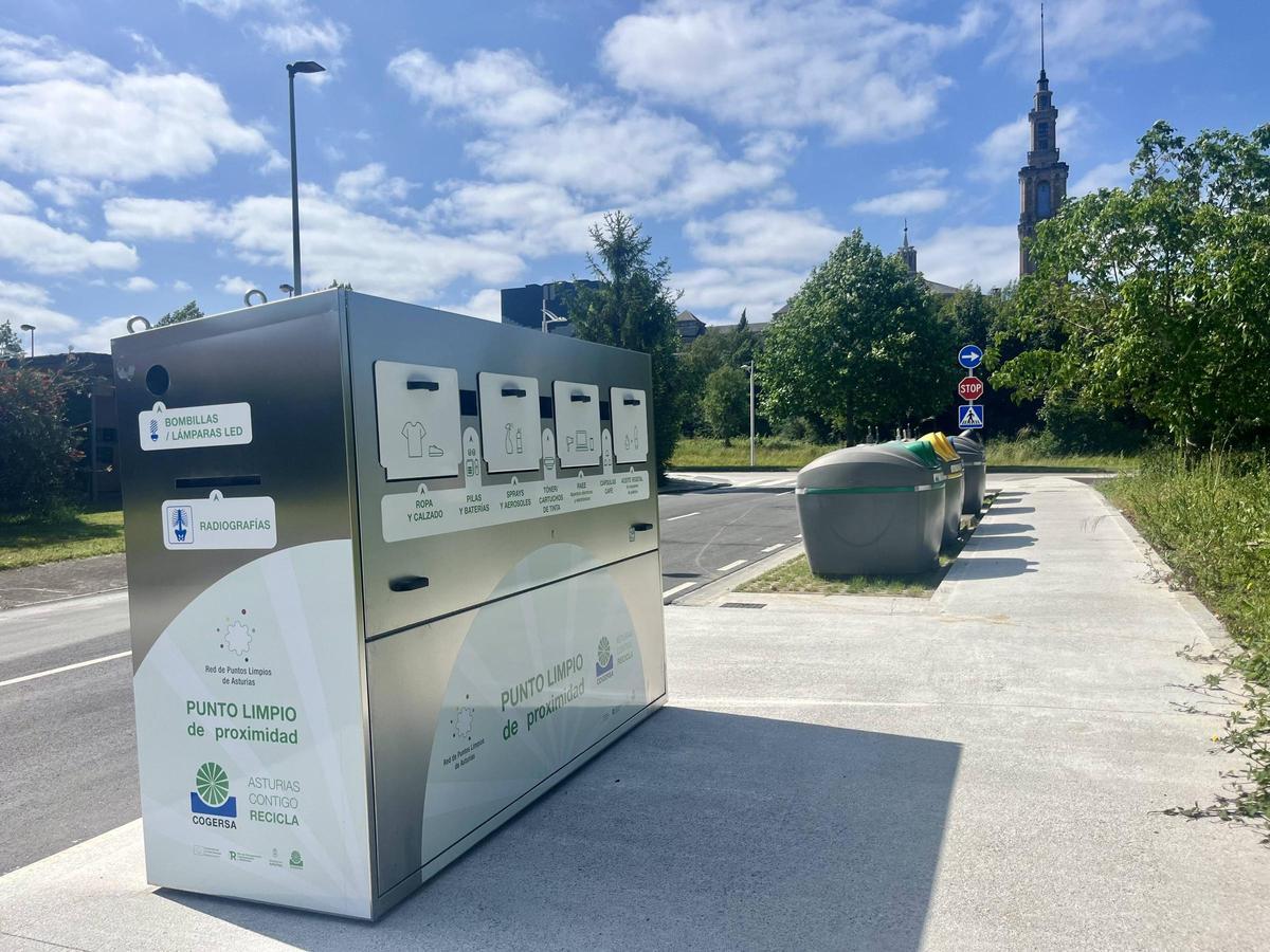 El punto limpio de proximidad ubicado en La Pecuaria junto a varios contenedores de reciclaje.