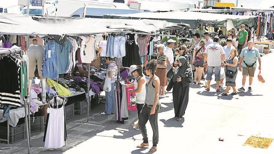 Almassora busca municipalizar el mercado dominical de la playa