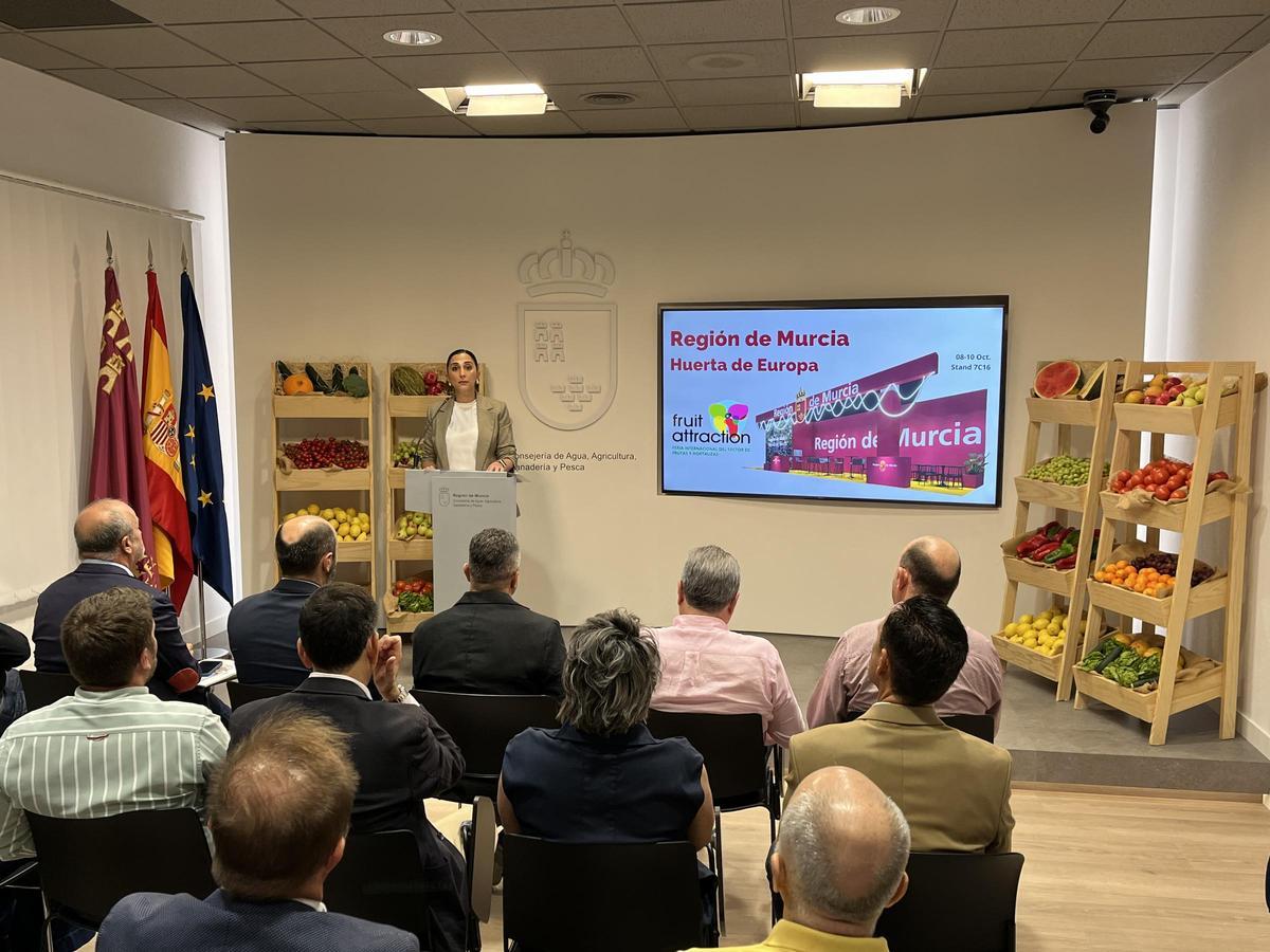La consejera de Agua, Agricultura, Ganadería y Pesca, Sara Rubira, en la presentación de la participación de la Región en la Feria Fruit Attraction.