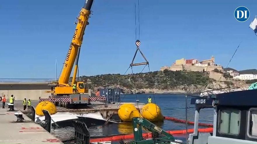 Reflotan el yate que se hundió tras incendiarse en el puerto de Ibiza