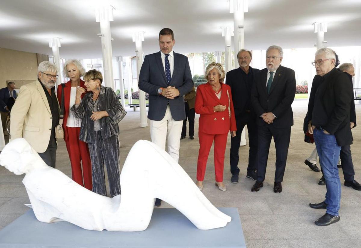 Artistas y autoridades observan una escultura, durante una visita guiada por O Hórreo. | A. Hernández