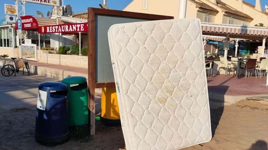 Un colchón tirado en una playa de Dénia