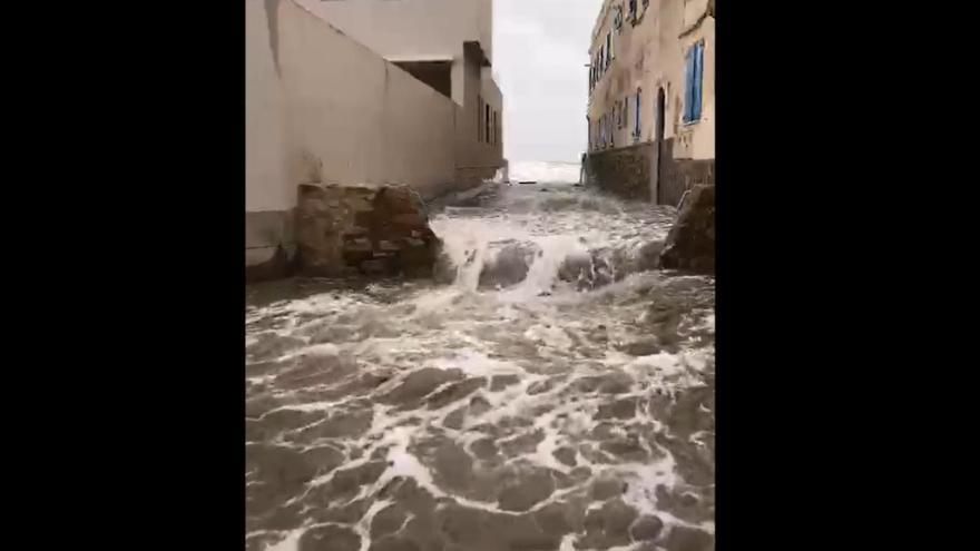 El fuerte oleaje traspasa las casas de la zona del paseo de Zeneta en Cabo de Palos