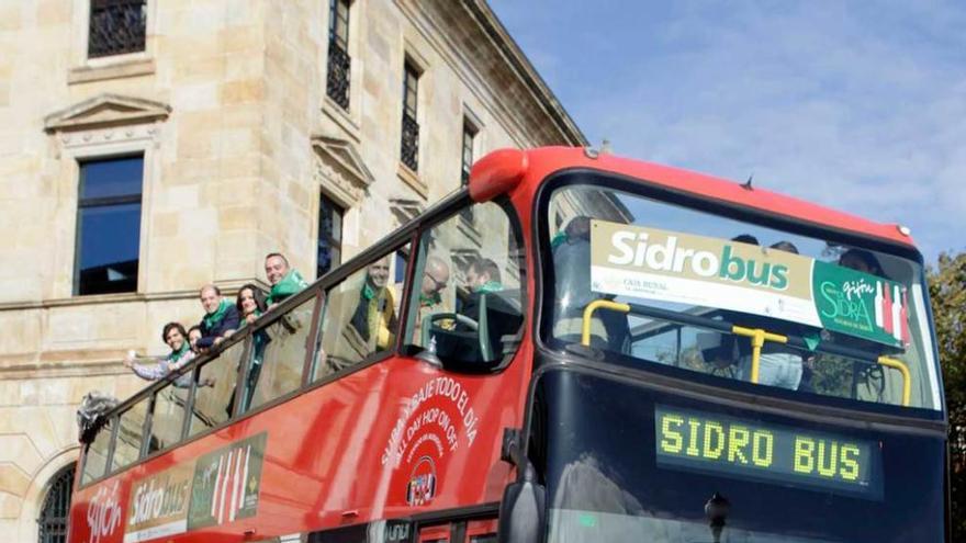 El &quot;sidrobús&quot;, saliendo del Ayuntamiento ayer en su presentación.